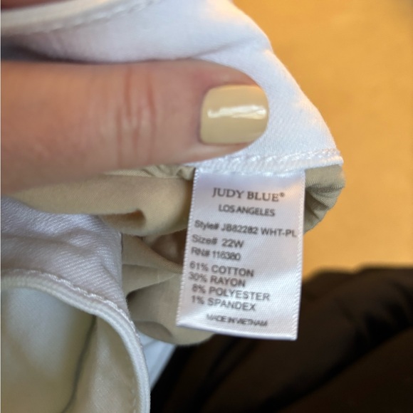 Judy Blue White Skinny 22W - Picture 4 of 5